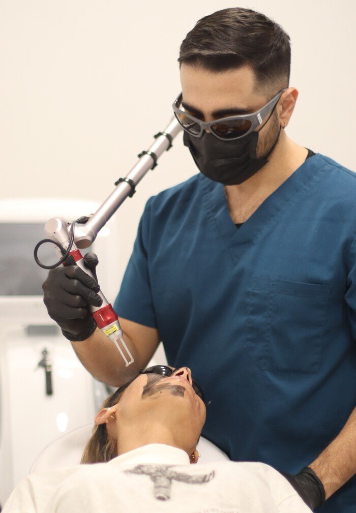 Dr. Manuel Rubiano - Clínica Estética Be Dharma - Hollywood Peel en Medellín
