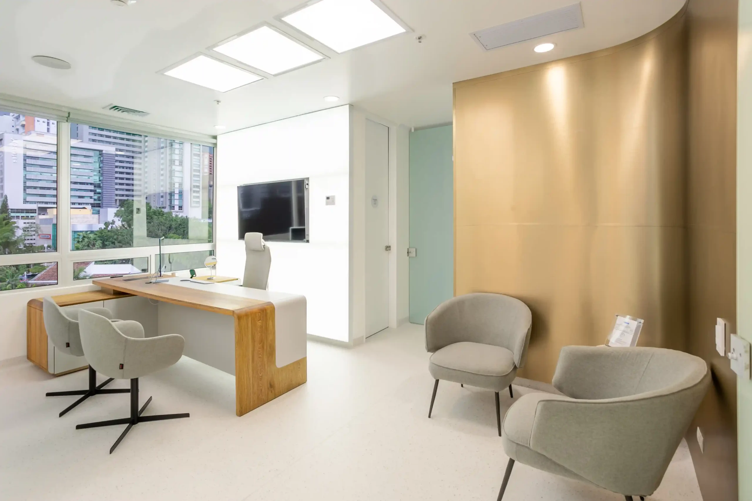 Reception area of Clínica Be Dharma in Torre Médica Oviedo, Medellín
