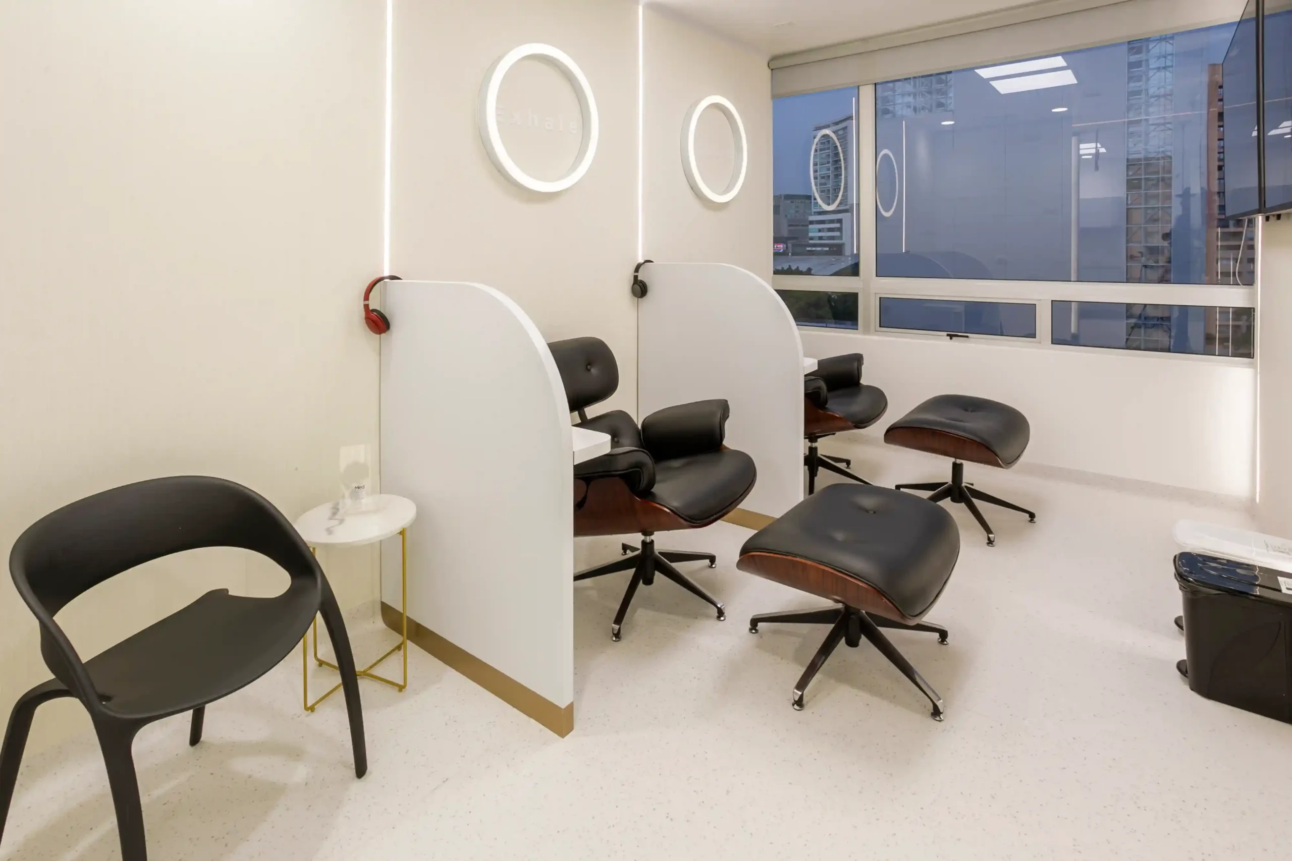Waiting area at Clínica Be Dharma in Torre Médica Oviedo, Medellín