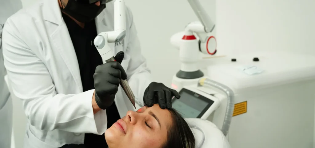 Láser fotona para ojos y cejas - Clínica Be Dharma - Medellín, Colombia